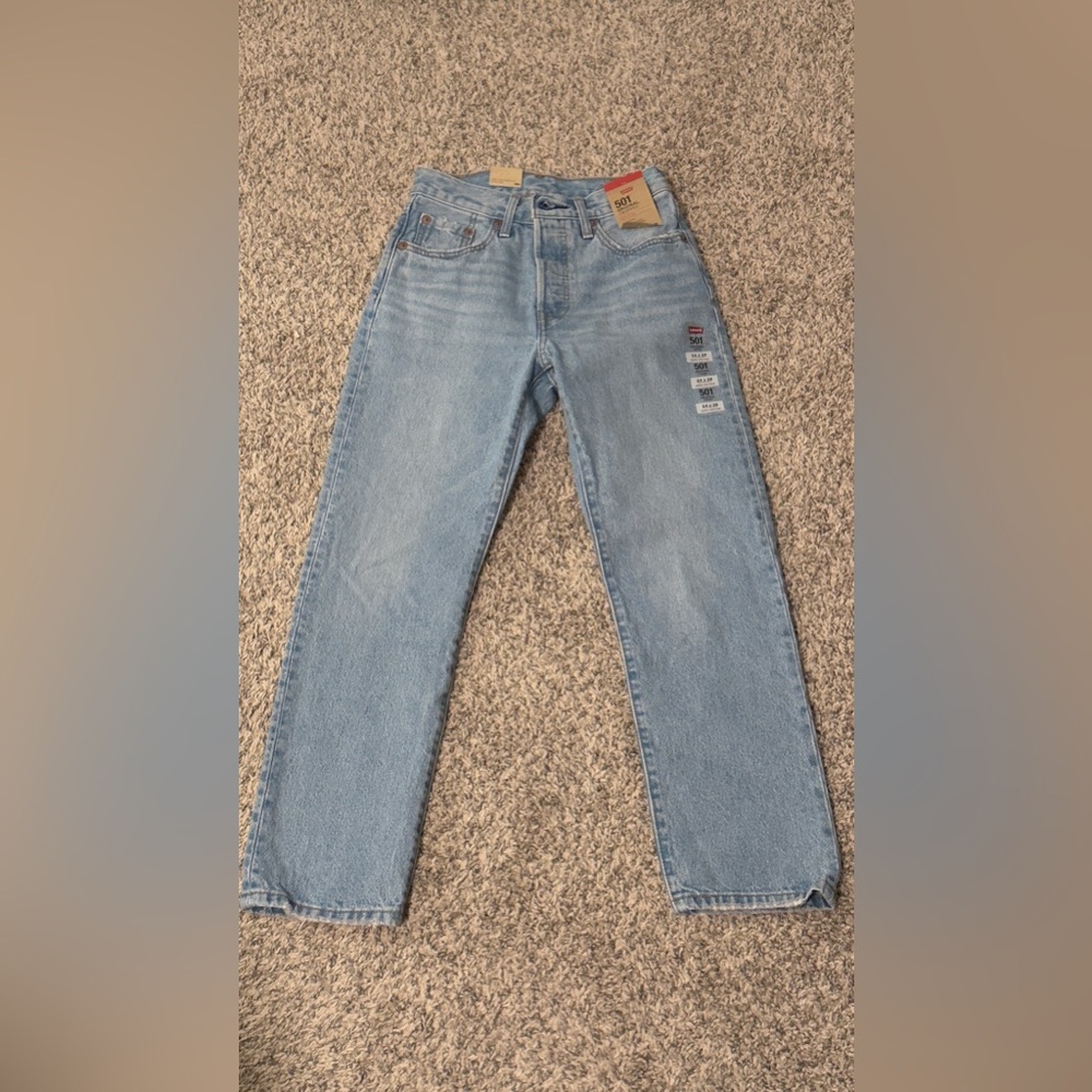 NWT Levi Crop 501